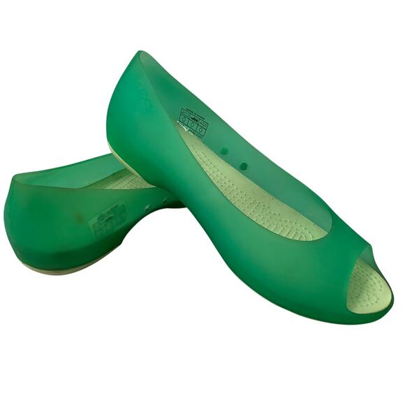 NWOT Crocs Womens Sz 7 Carlie Open Toed Flats Green Yellow Comfort Shoes - Picture 1 of 7